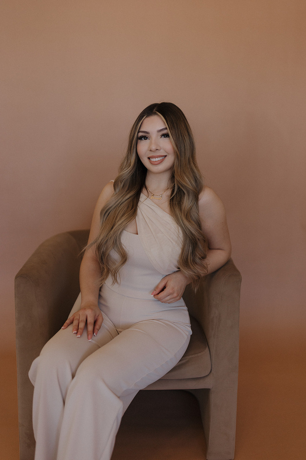 Jazmin, stylist at Kinsley and Mane hair salon known for her attention to detail and relaxing shampoo experience